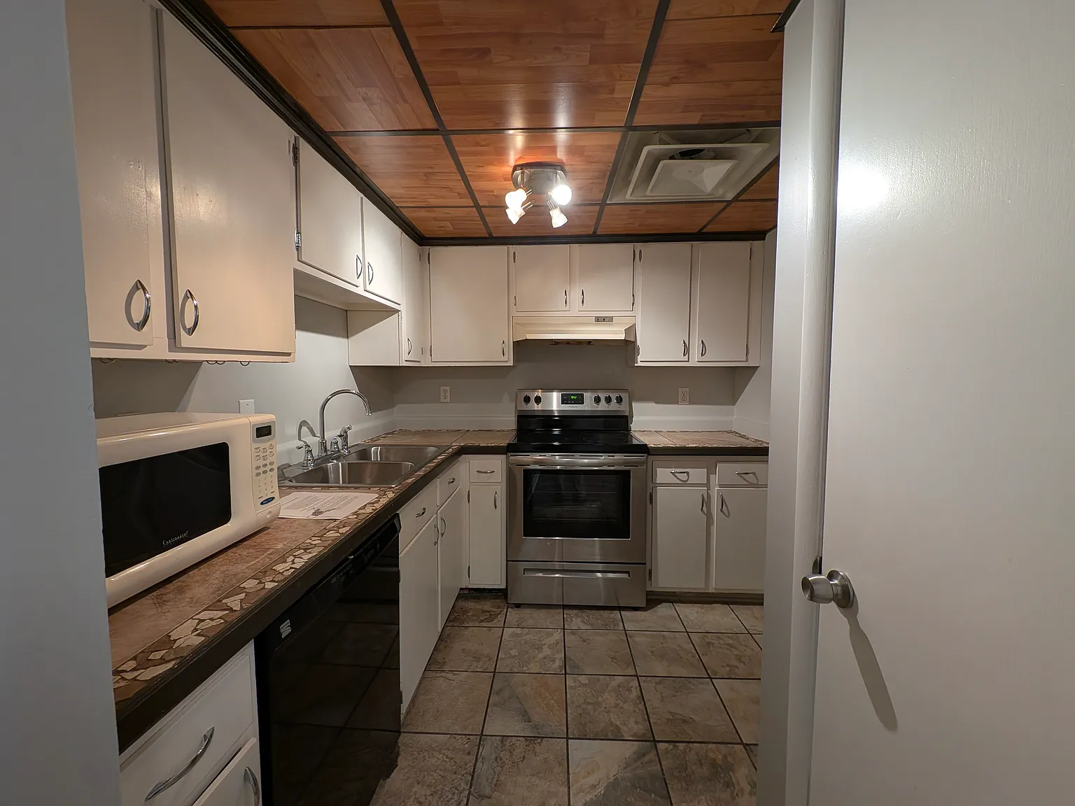 1 bed, 1.5 bath, 720 sqft, $1,000 — Photo 4
