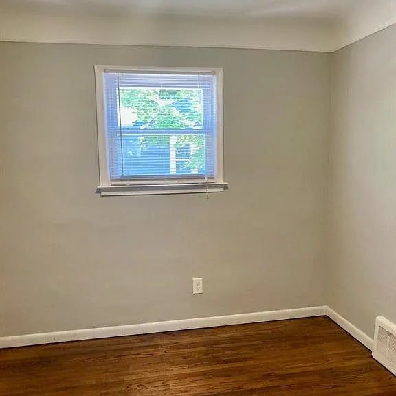 340 E Maxlow Ave — Photo 9