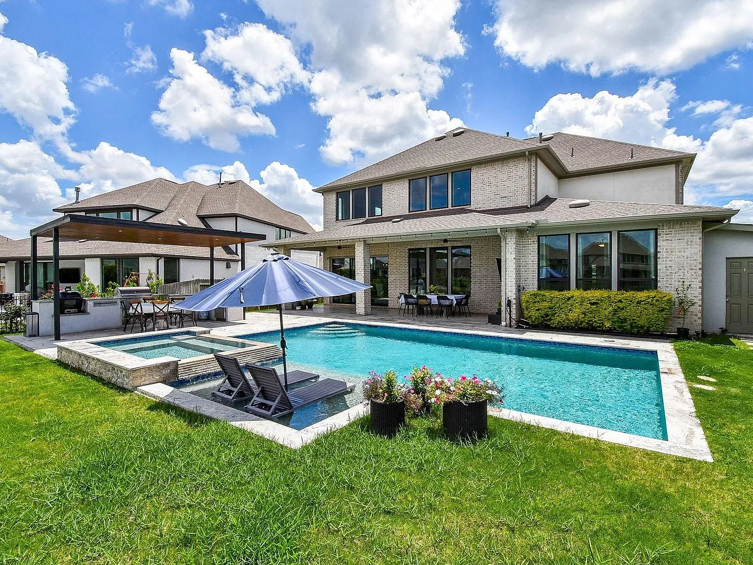 5 bed, 4.5 bath, 4579 sqft, $6,700 — Photo 4