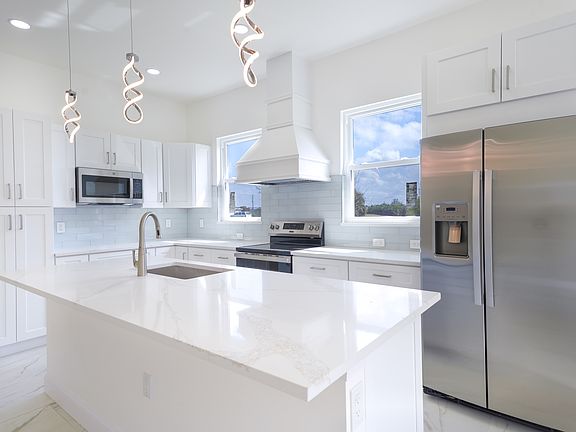 3rd image of 2561 Sunniland Blvd