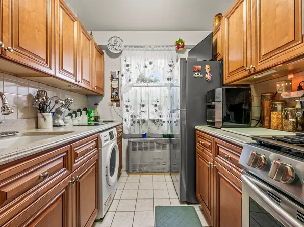 12399 Flatlands Avenue image 3 of 19