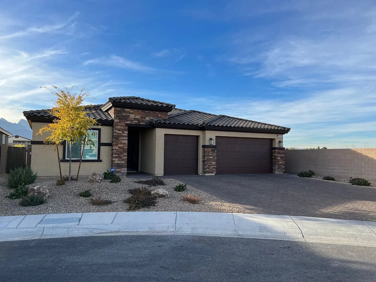 Beautiful 4 Bedroom Single Family Home ! — Photo 2