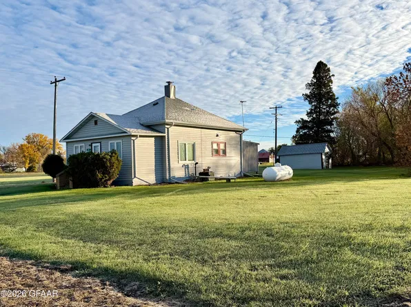 221 1st Ave S, Hannah, ND 58239