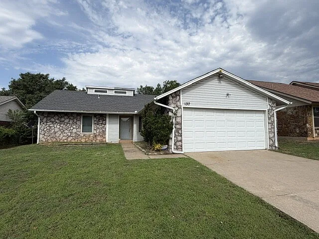 137 Oak Tree Dr — Photo 1