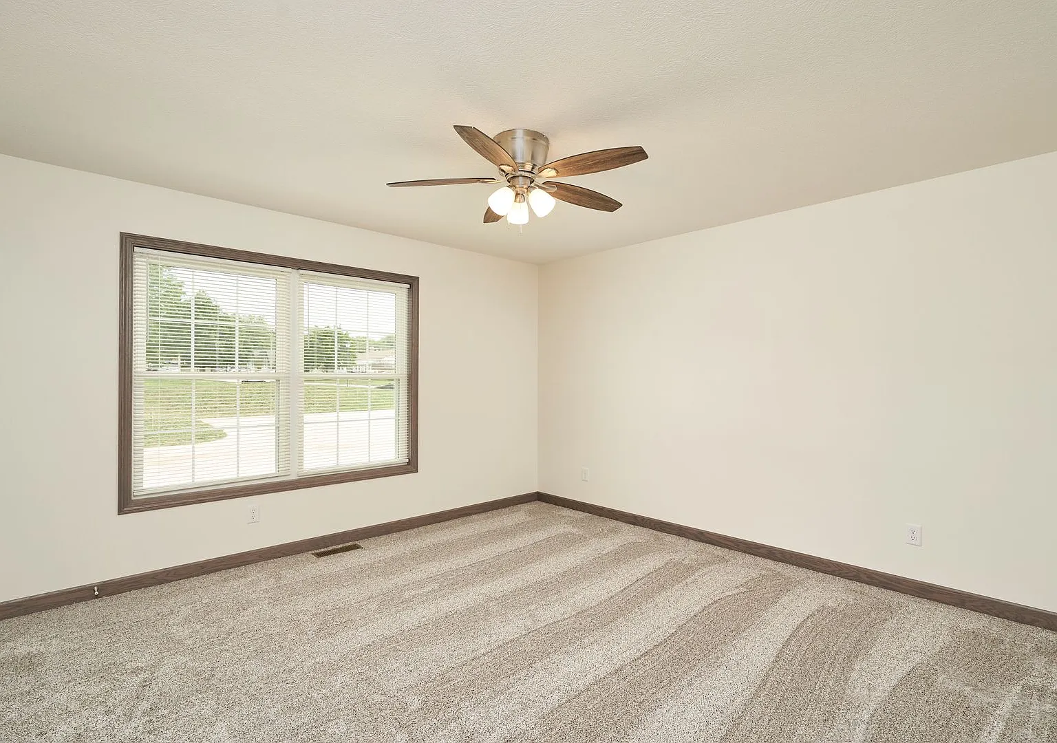 786 Glory Drive — Photo 3