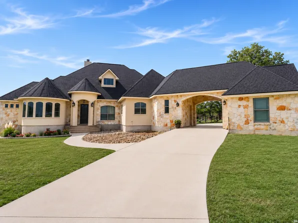 105 N Abrego Crossing, Floresville, TX 78114