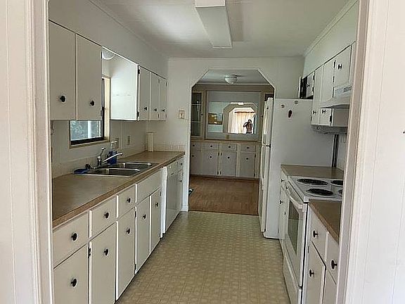 4th image of 240 W Caribbean