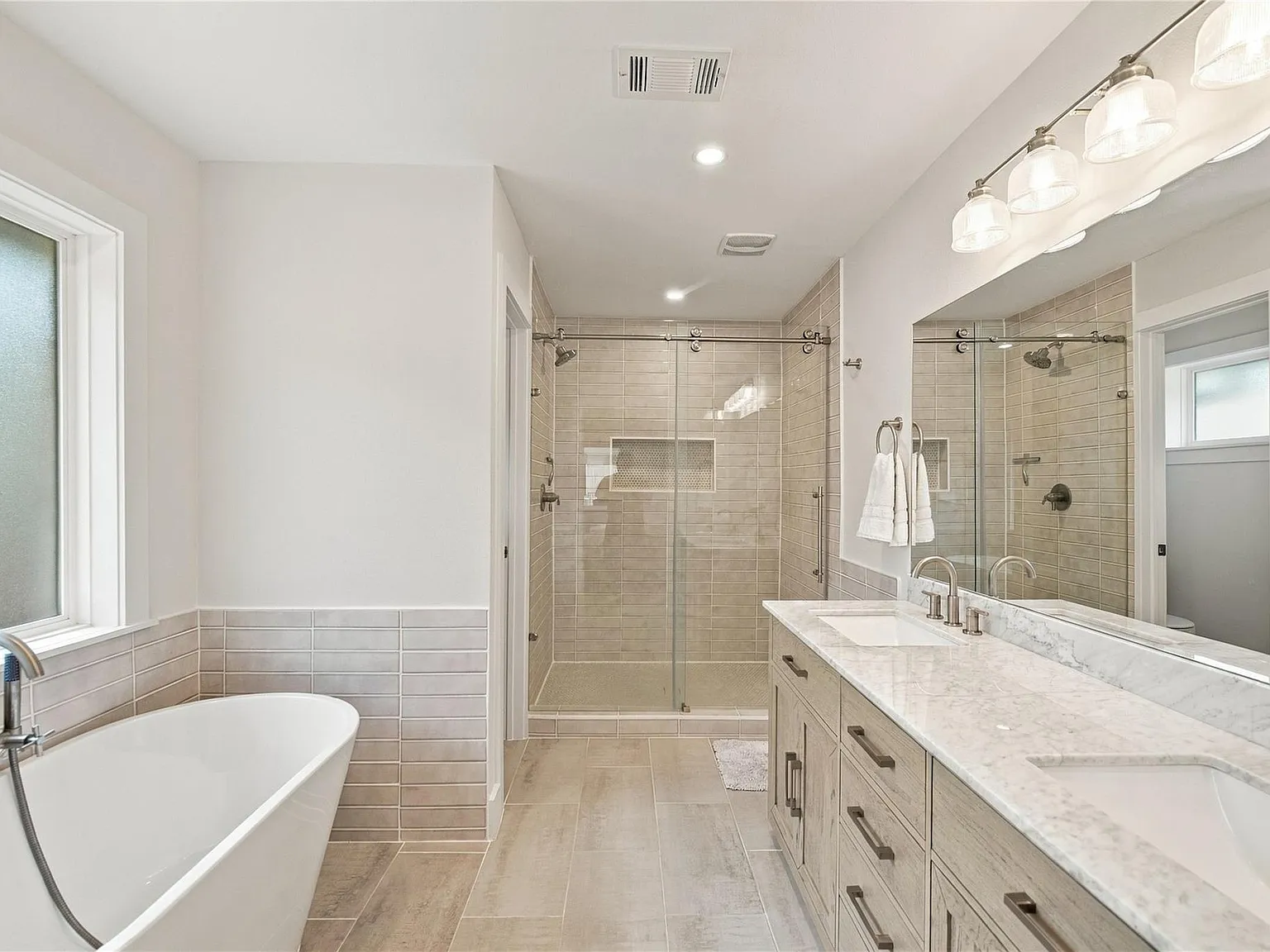 4 bed, 2.0 bath, 2837 sqft, $6,500 — Photo 3