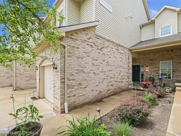 5905 High Point Ct, Brighton, MI 48116
