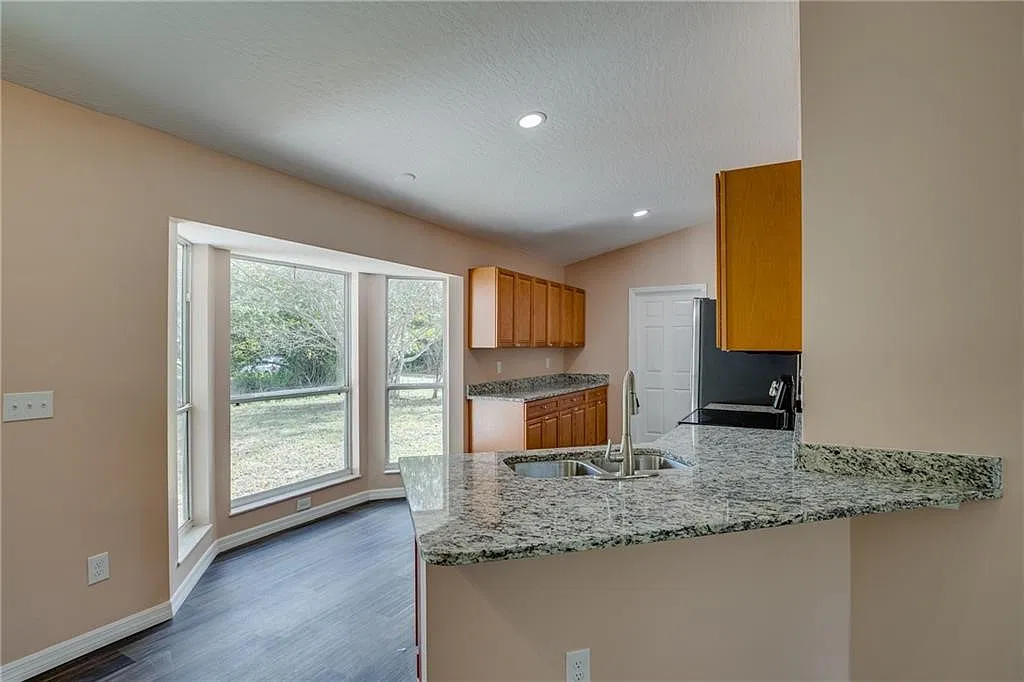 3 bed, 2.0 bath, 1389 sqft, $2,000 — Photo 2