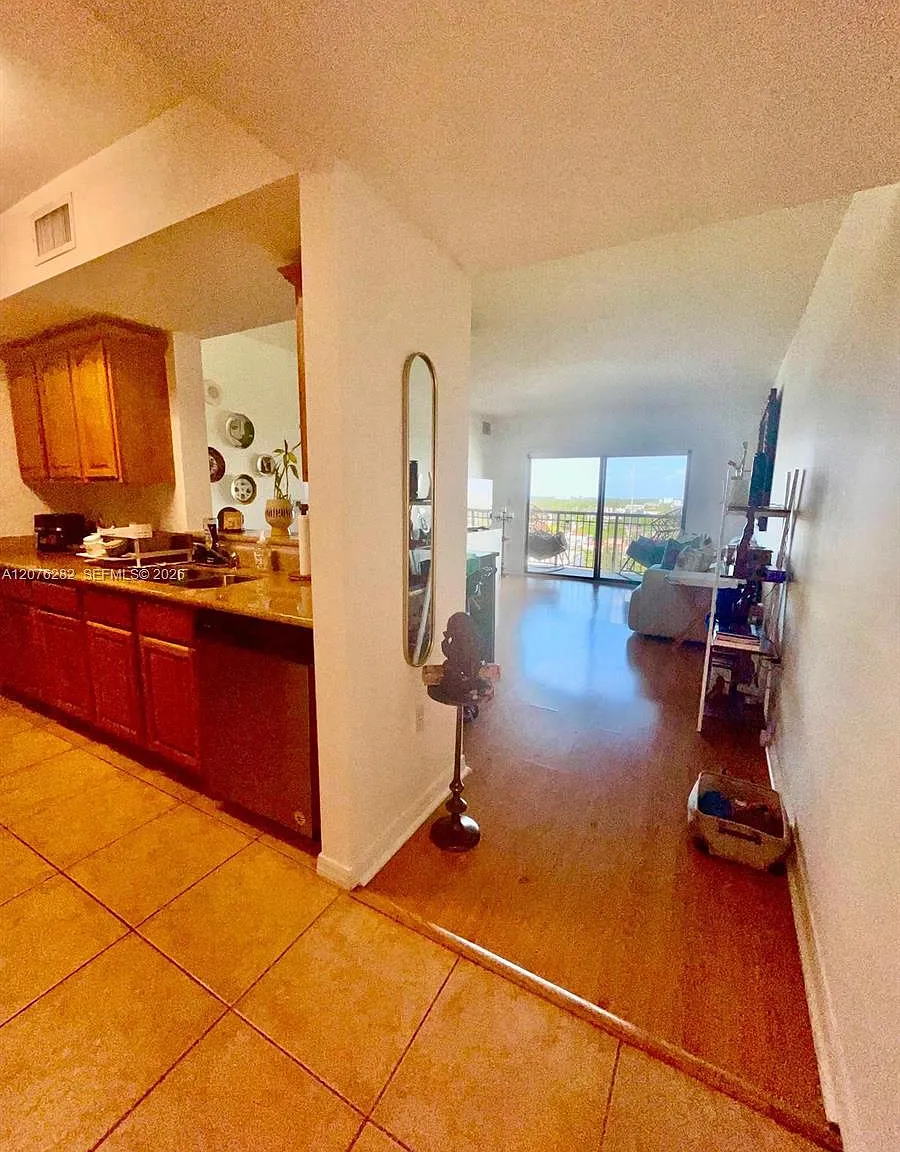 1 bed, 1.0 bath, 742 sqft, $2,100 — Photo 4