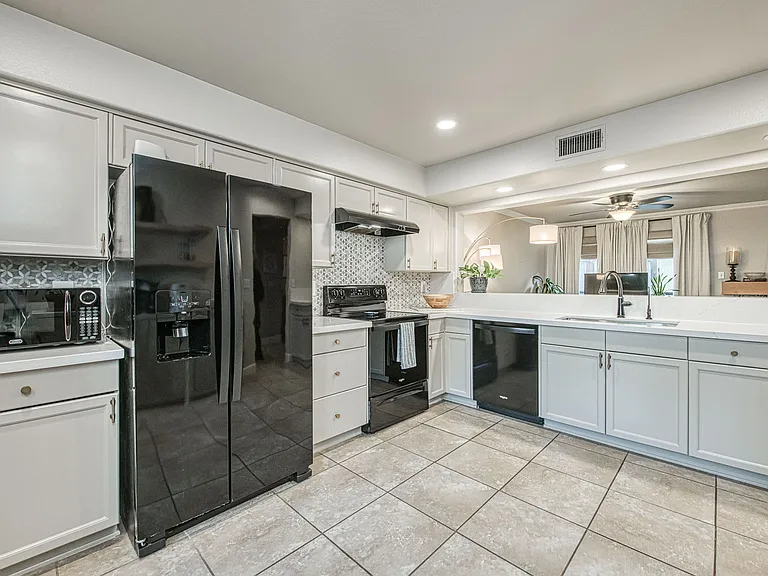 921 E Foxhill Dr — Photo 5