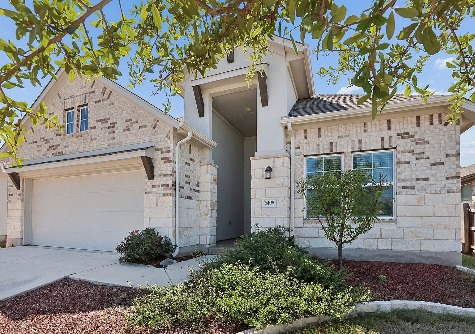 Beautiful 4 bedroom, 3.5 bathroom home in Buda — Photo 1