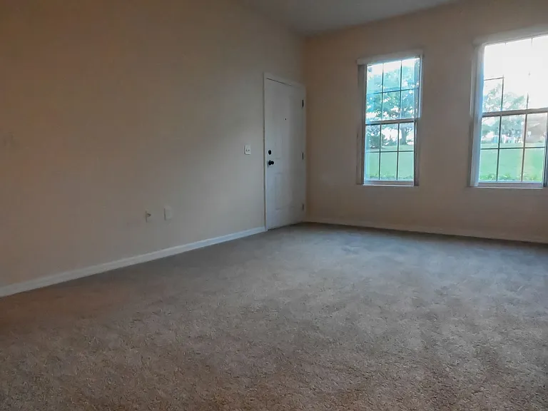 704 Monroe Cir #D — Photo 15