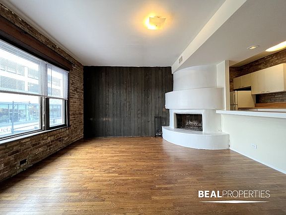 2nd image of 558 W Wellington Ave APT 3R