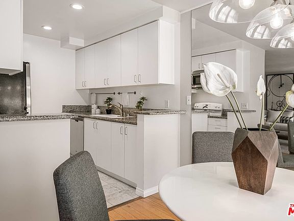4th image of 1828 Camden Ave APT 201