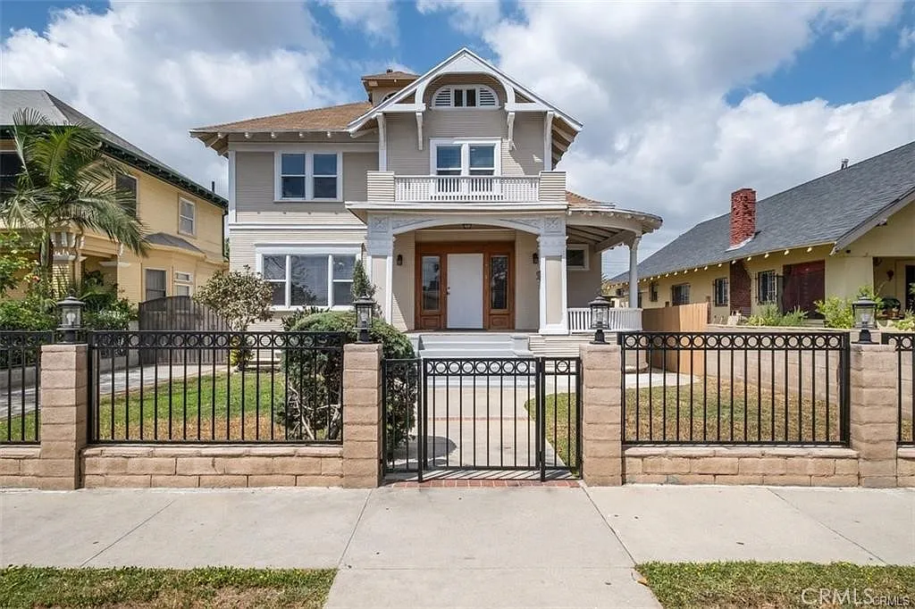 4 bed, 2.5 bath, 2558 sqft, $5,250 — Photo 1