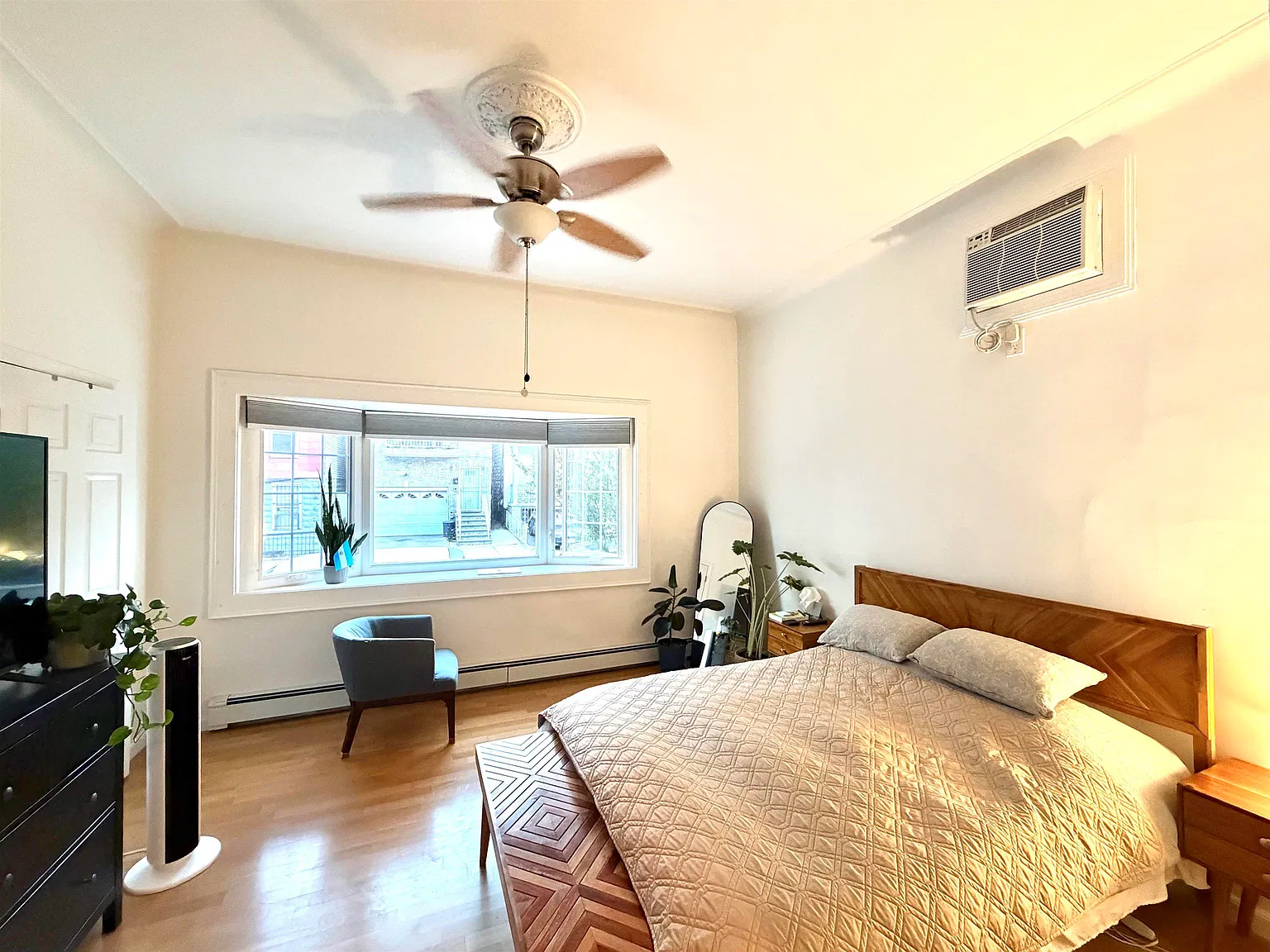 2 bed, 1.0 bath, $2,600 — Photo 2