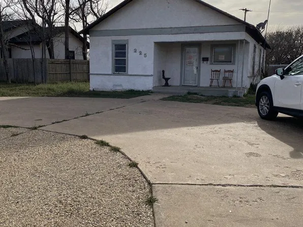 225 S 11th St, Slaton, TX 79364
