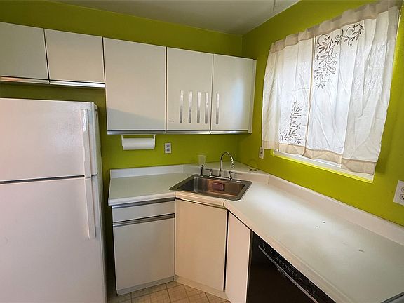 3rd image of 1072 Fenwood Drive #4