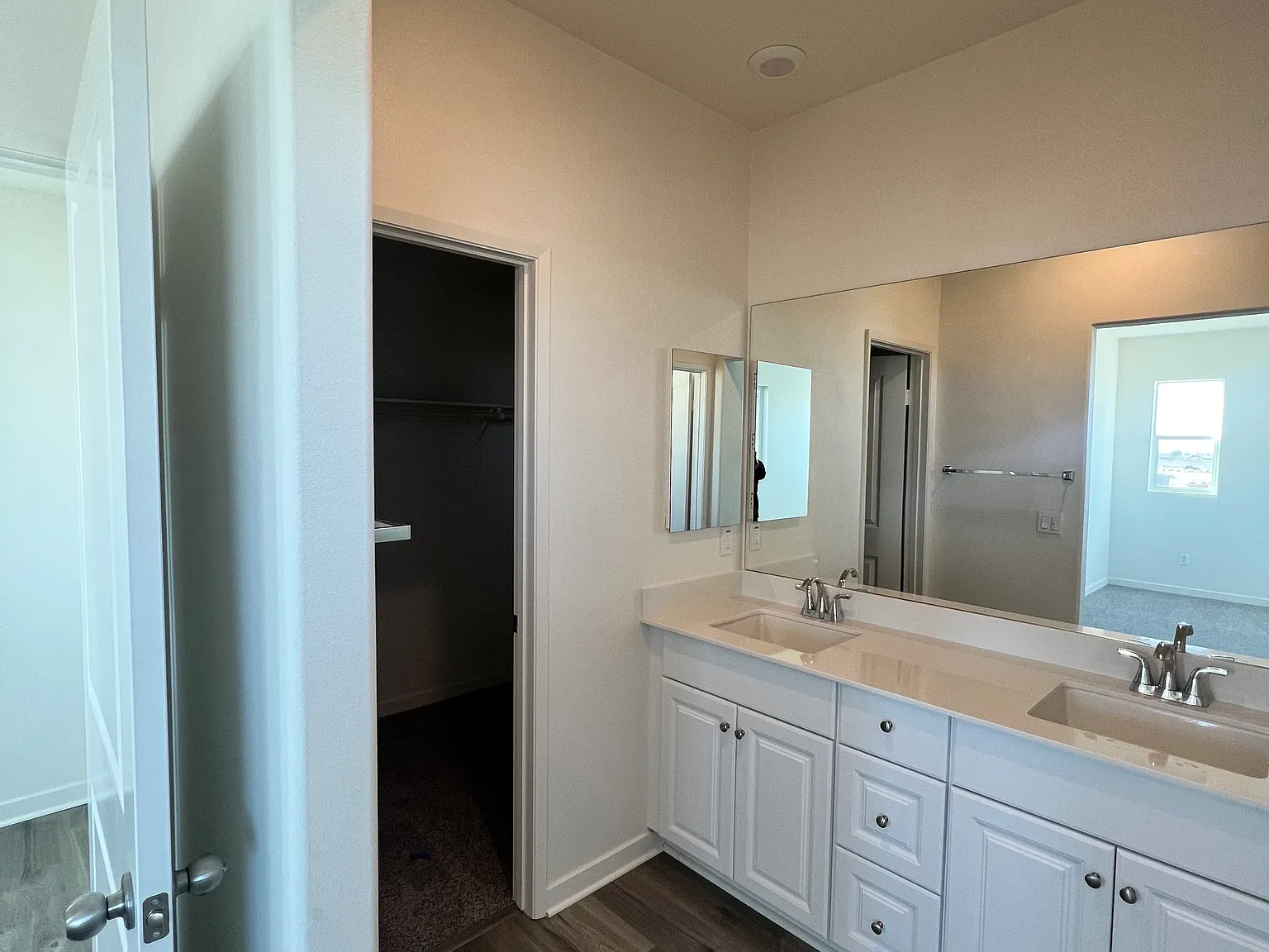 4 bed, 2417 sqft, $3,320 — Photo 2