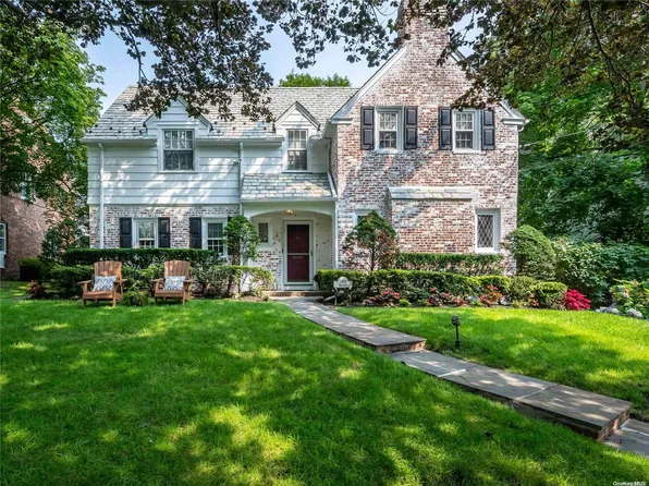 586 Hunt Lane, Manhasset, NY 11030