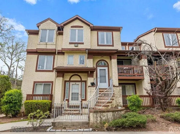 112 Michael Ct, Woodbridge, NJ 07095