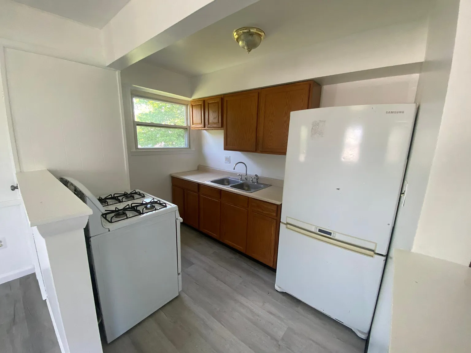 3 bed, 700 sqft, $1,000 — Photo 2