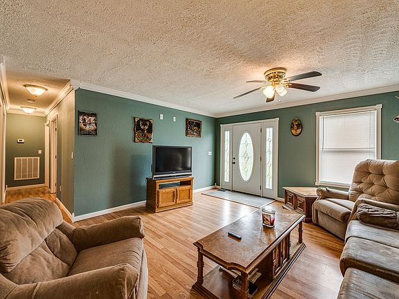 4th image of 1046 Peachtree Dr