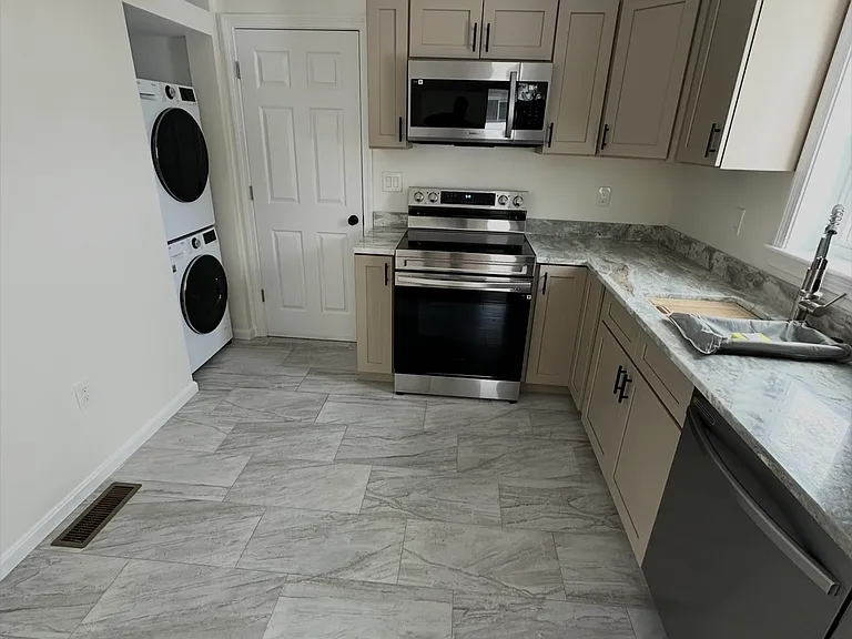 19 Leslie Rd — Photo 2