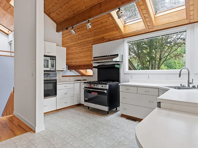 882 Coachway — Photo 6