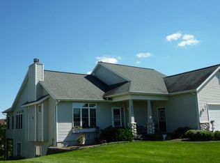 8634 Willow Creek Dr, Jenison, MI 49428