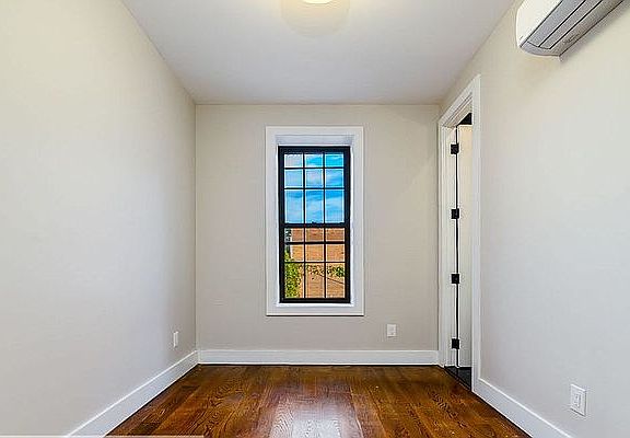 3rd image of 123 Maujer St #4B