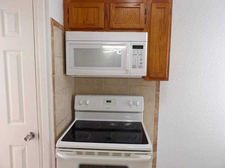 1145 NW Ozmun Ave — Photo 4