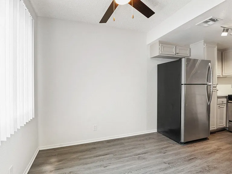 11325 Morrison St — Photo 52
