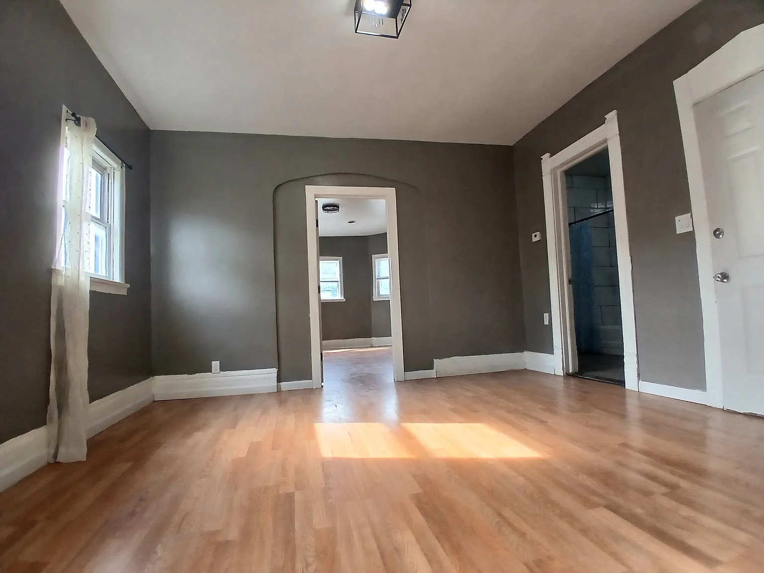 3 bed, 930 sqft, $1,695 — Photo 3