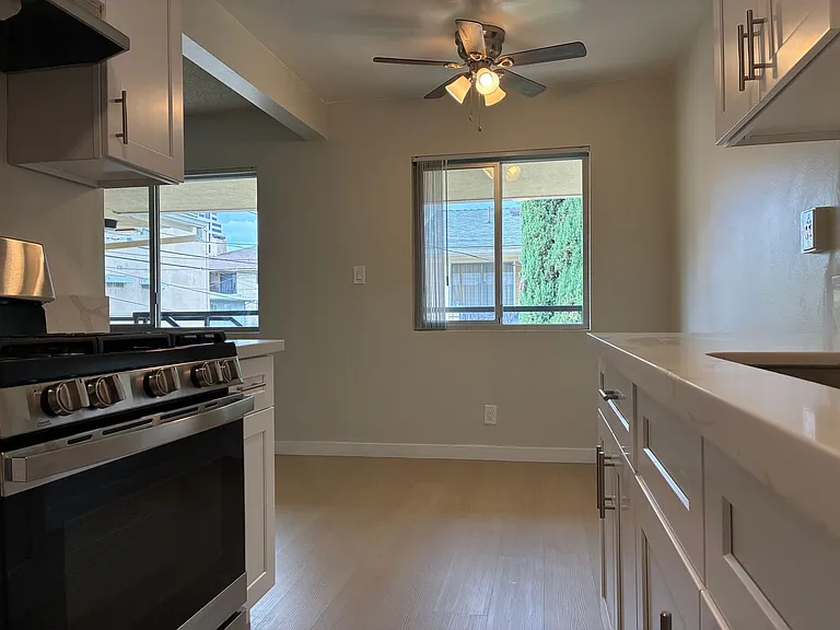 319 N Kenwood St — Photo 8