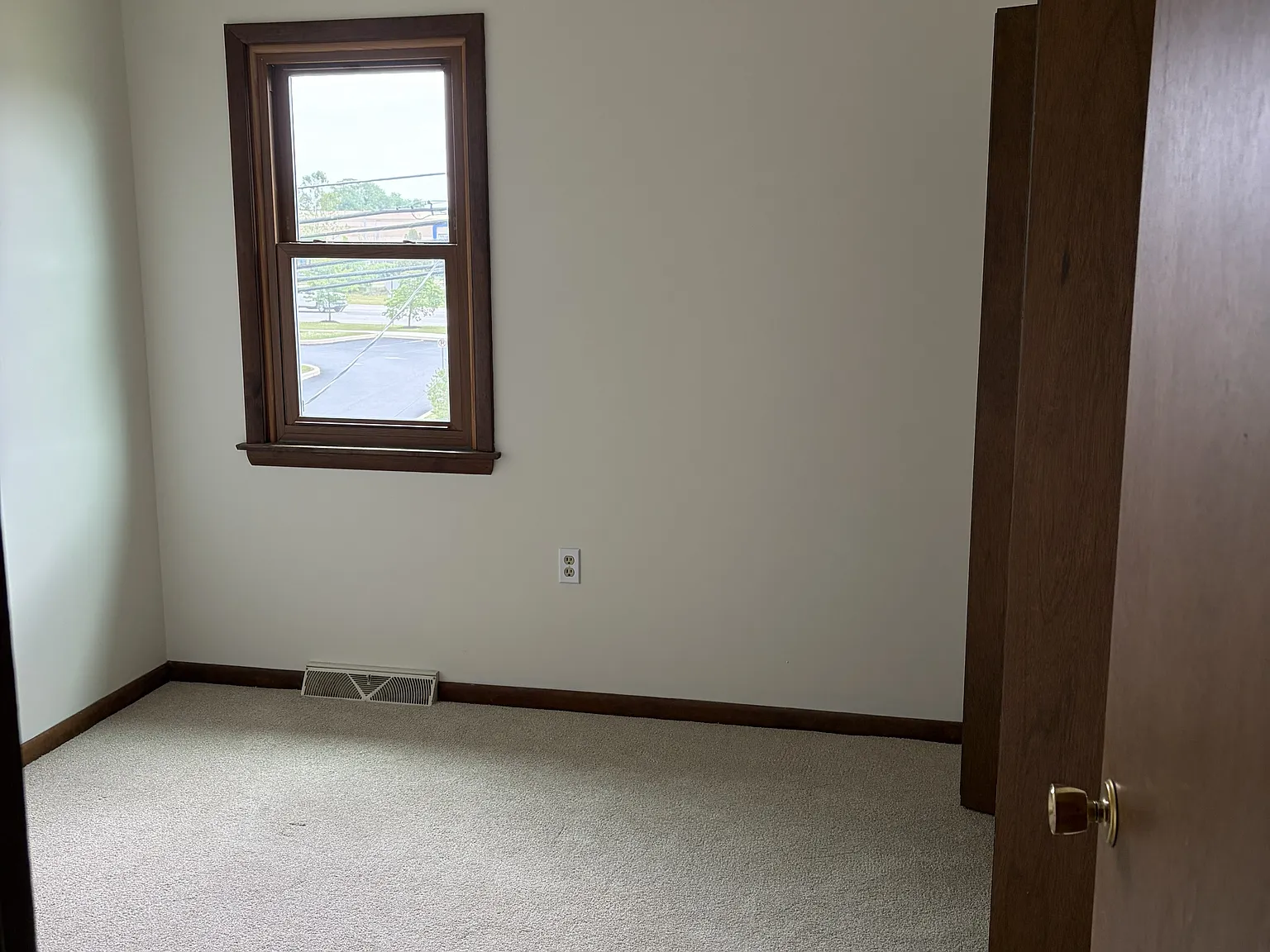 3 bed, 1.5 bath, 1462 sqft, $1,800 — Photo 4