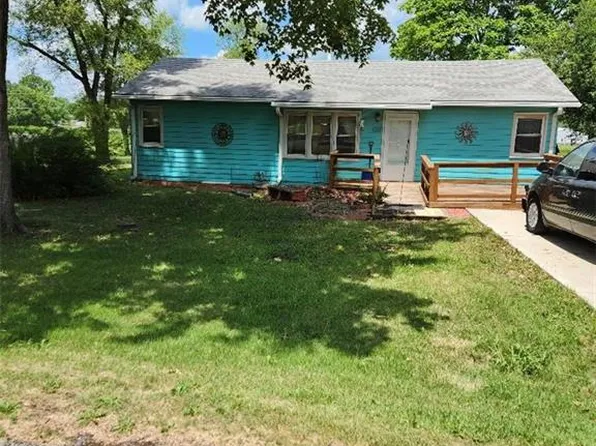 423 E 2nd St, Wellsville, KS 66092