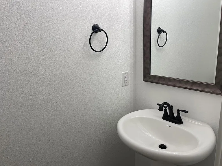 605 Cloverleaf Dr — Photo 15