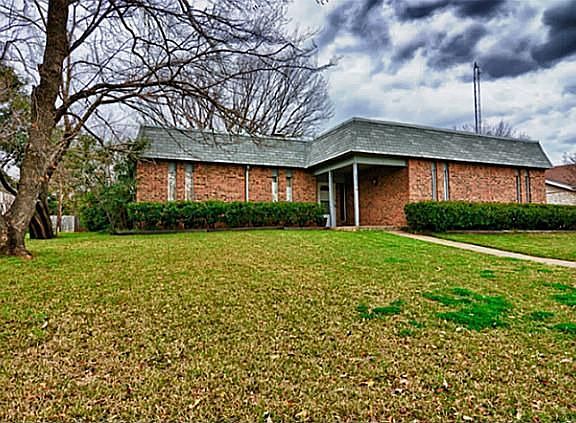 3rd image of 2413 Parkwood Dr