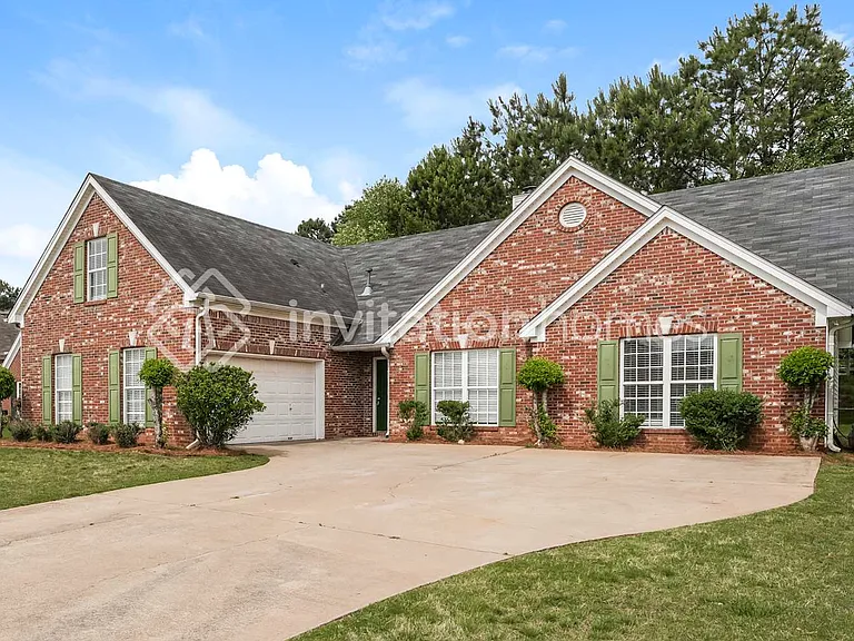 175 Cedarhurst Rd — Photo 1