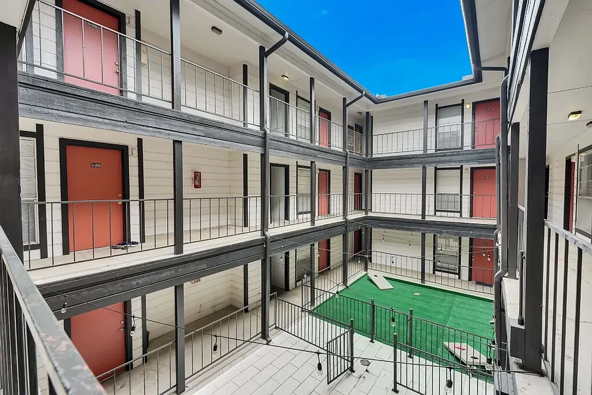 University Quarters — Photo 1