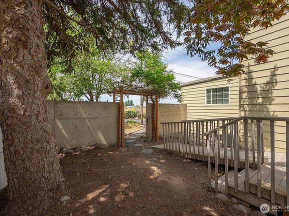 4th image of 2497 Westshore Drive NE