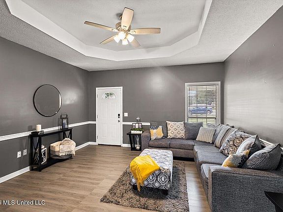 3rd image of 400 Riverbend Dr
