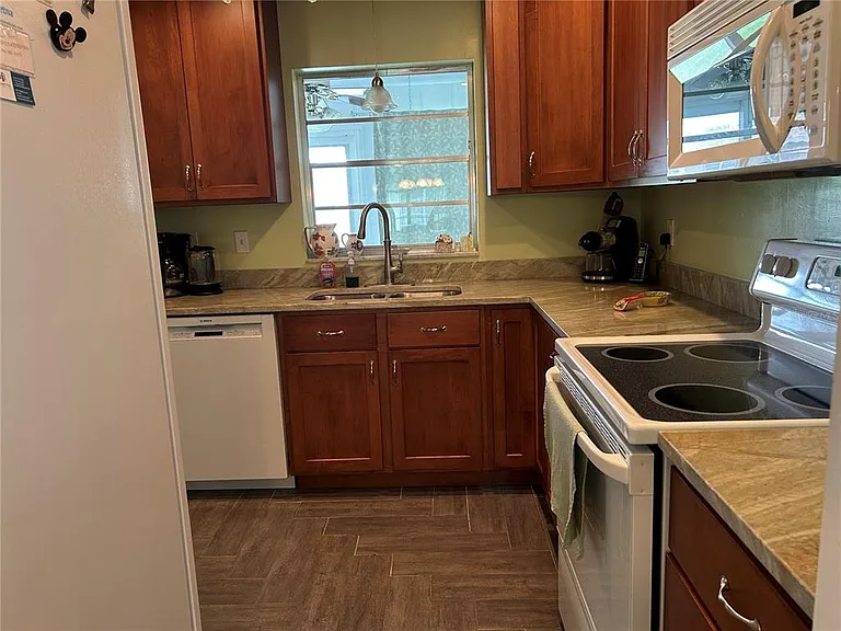 1359 Glendale Cir W #214 — Photo 5