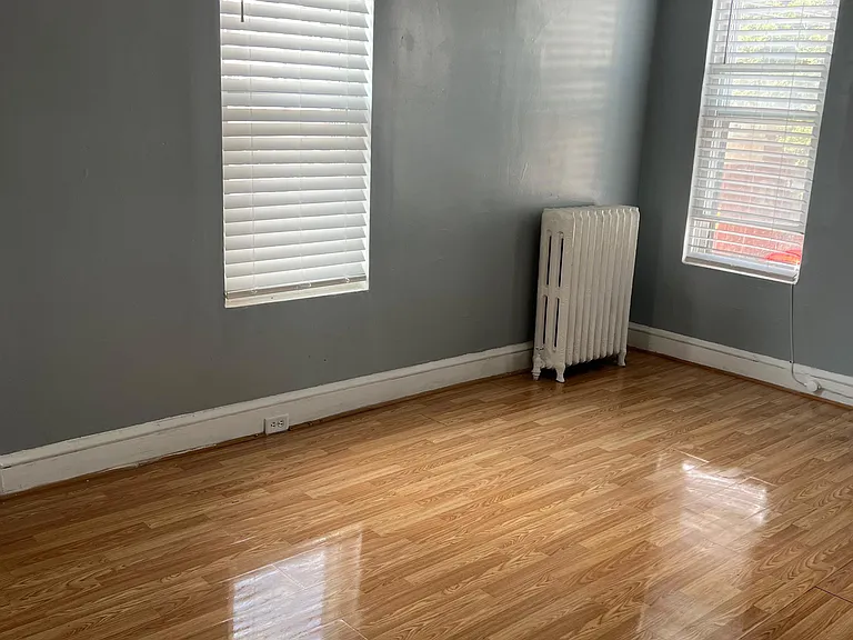 526 Windsor St — Photo 3