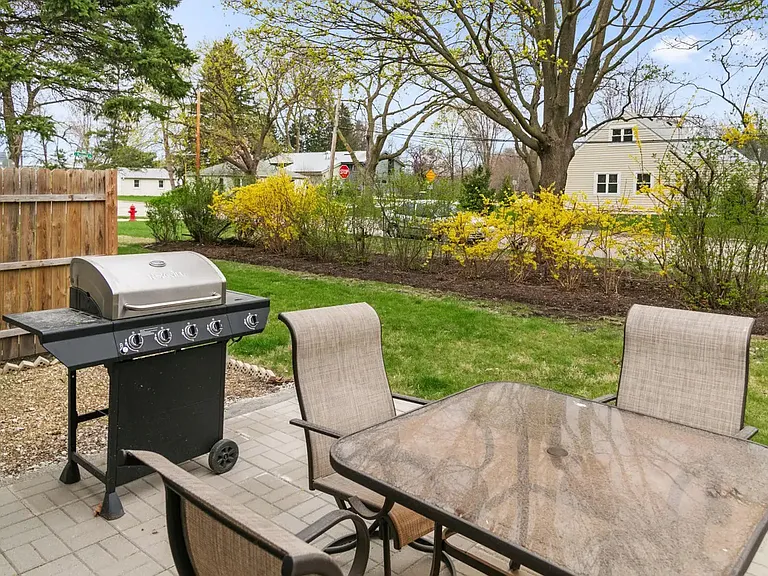 841 E Rockland Rd — Photo 32