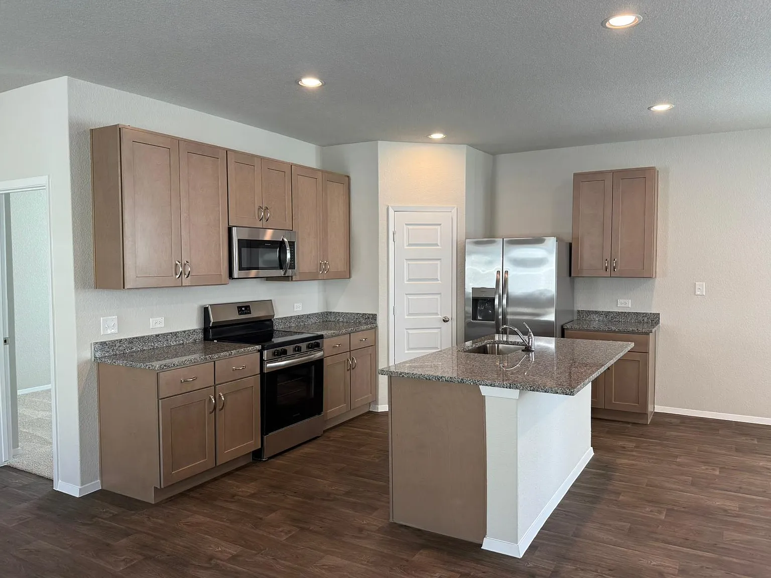5 bed, 3.5 bath, 2595 sqft, $2,799 — Photo 3