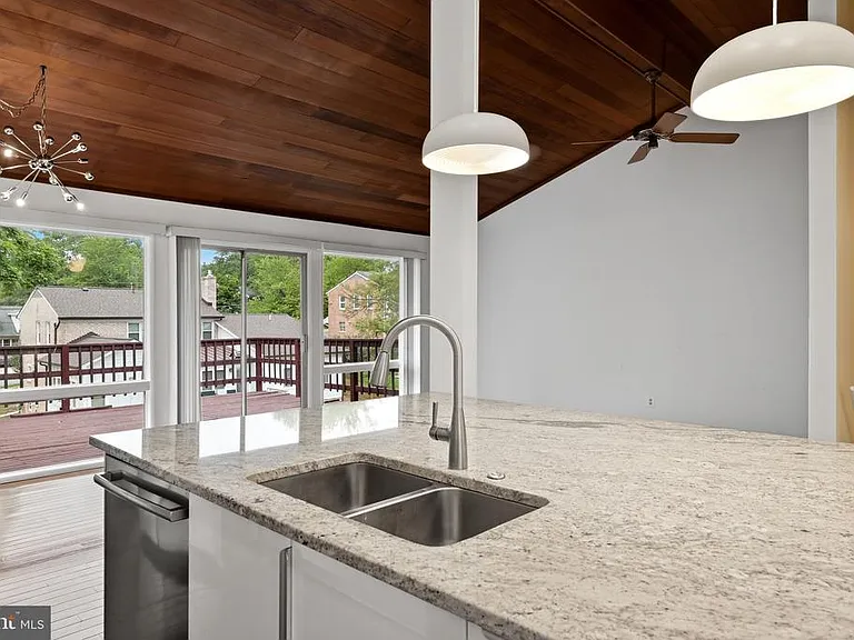 8811 Burbank Rd — Photo 14